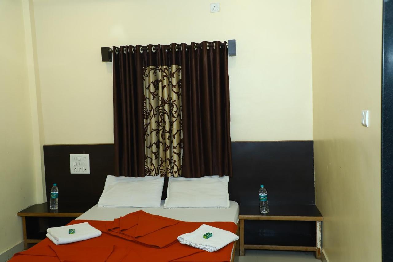 Sai Madhavi Palace Hotel Ширди Экстерьер фото
